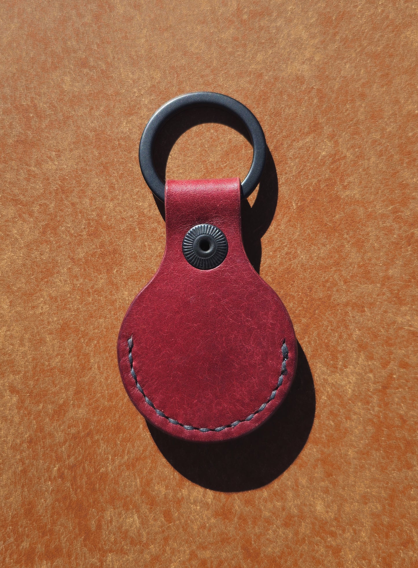 Leather Air Tag Holder | Mosto (Bordeaux stitch)
